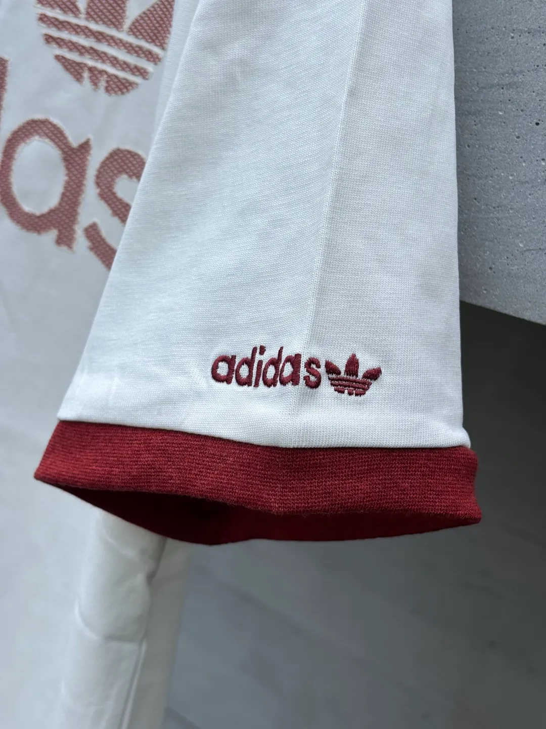 𝟬𝟱𝟰𝟰#Exclusive real shot/difference between various stolen pictures and online version on the market [𝗮𝗱𝗶𝗱𝗮𝘀Adidas Clover & Wang Hexi Same Style Contrast Retro T-shirt] ✅This Retro contrast T-shirt directly brings out the American Retro feel. Classic round neck contrast hemming design, white and red Dark Gray is available in two colors, no matter the skin color or body shape, the same style for men and women can be easily chosen as a couple's style! . ✅ Original mold opening, pure original/tag washed wheat ribbon individually coded/full set of 1:1 customized accessories ➕Customized three-label ➕𝗬𝘂𝗮𝗻 version of the tag ➕𝗹𝗼𝗴𝗼 packaging bag🔥 ➕Scan the QR code to enter the official website. Complete with three labels! Perfect Quality! Highly recommended! ✅Top version, ins Xiaohongshu Kuaishou = lots of bloggers’ outfits. ✅Adi’s absolute Hot Sale star Same Style details are online, feel free to compare! The iconic Adidas logo embellishes the chest, highlighting the brand's charm. Fixed color and classic three-bar stripes, classic will never go out of style! Versatile is not picky, the original model is perfect for the upper body, so buy it with your eyes closed! ✅Easily adaptable to various sports or daily leisure scenes. Whether you are running for fitness or hanging out on the street, it can keep you full of energy without losing the sense of fashion. ✅Complete sizes to meet the needs of different body shapes! Color; White Size S-XXL